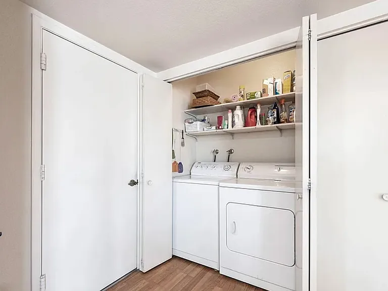 Washer/dryer included