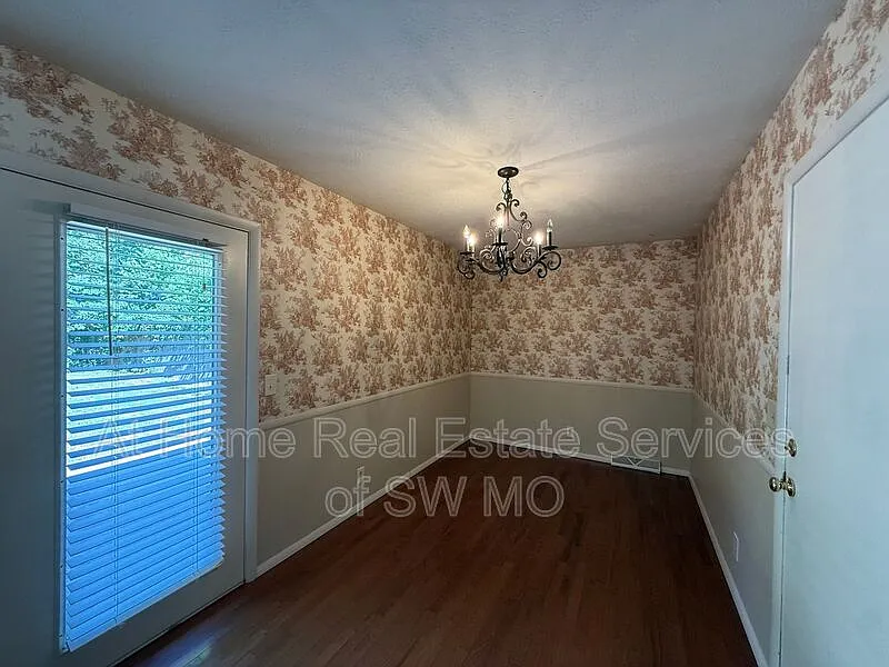 3 bed, 1.0 bath, 1071 sqft, $1,230 — Photo 4