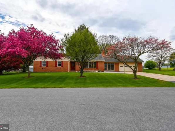17527 Woodlawn Dr, Hagerstown, MD 21740
