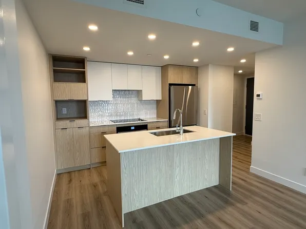 1488 Bertram St #2201, Kelowna, BC V1Y 2G2
