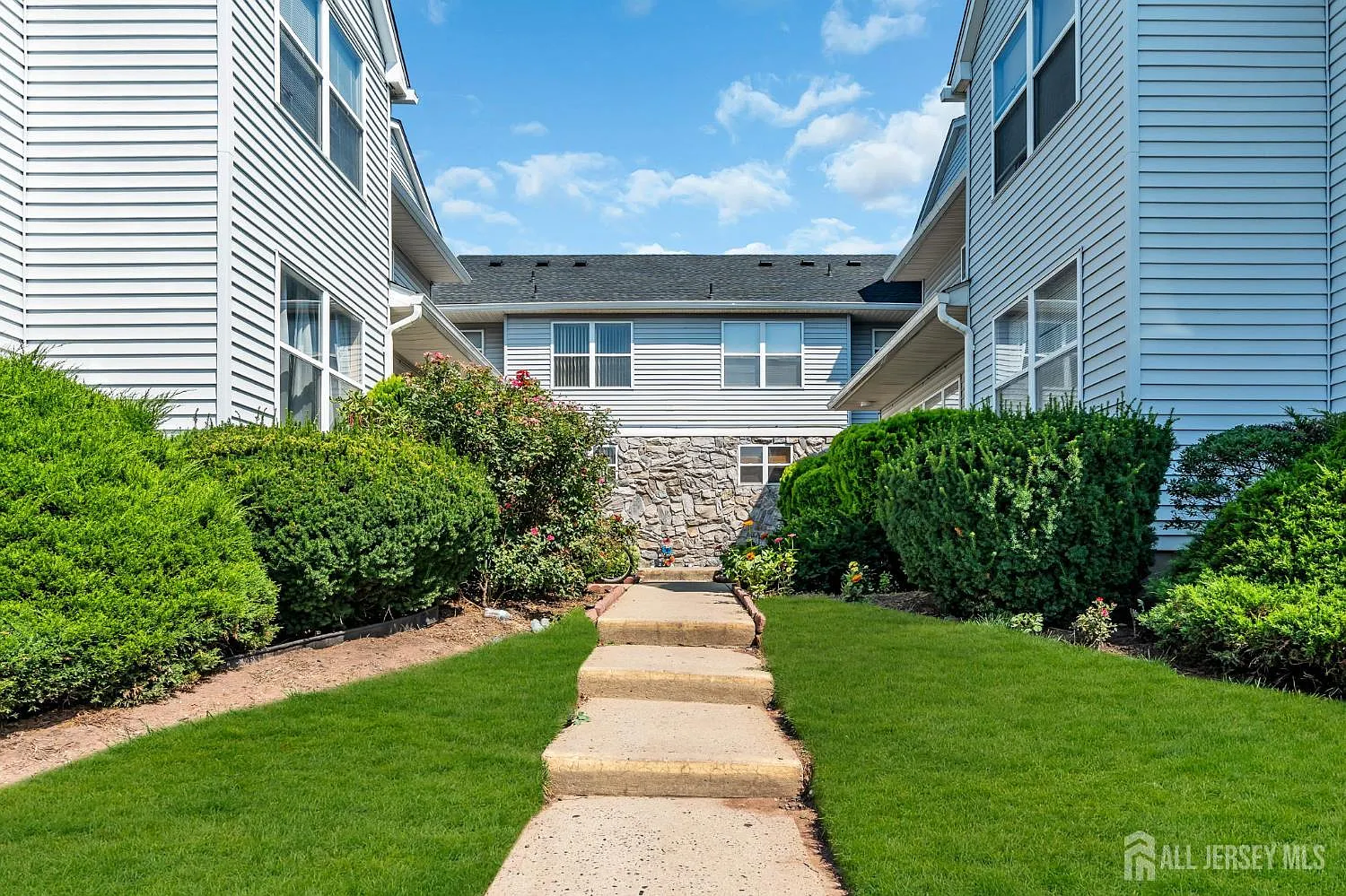 2 bed, 1.5 bath, 1200 sqft, $2,600 — Photo 1
