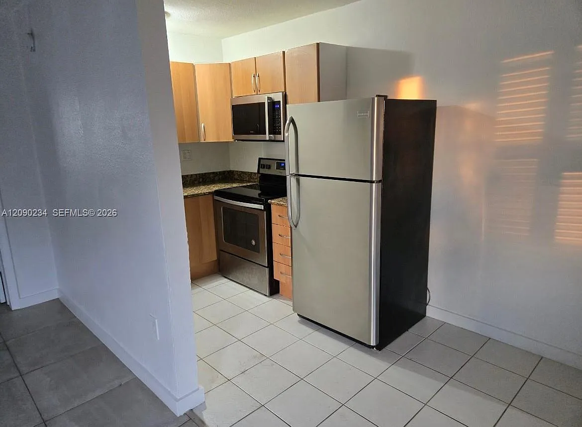 Ludlam Gardens Condo — Photo 2