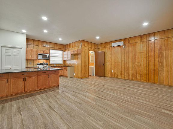 5th image of 709 SE 10th St