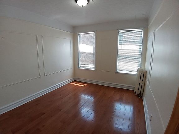 4th image of 2453 Crescent St #1