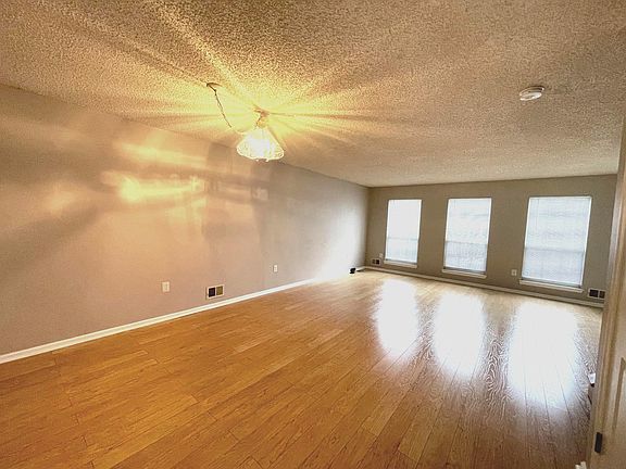 2nd image of 162 Shrewsbury Ct