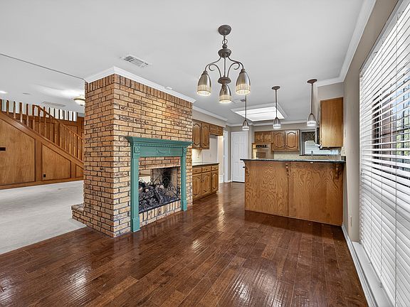 3rd image of 100 Castle Ct