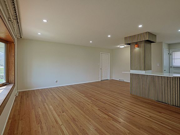 5th image of 761 Marshall Dr