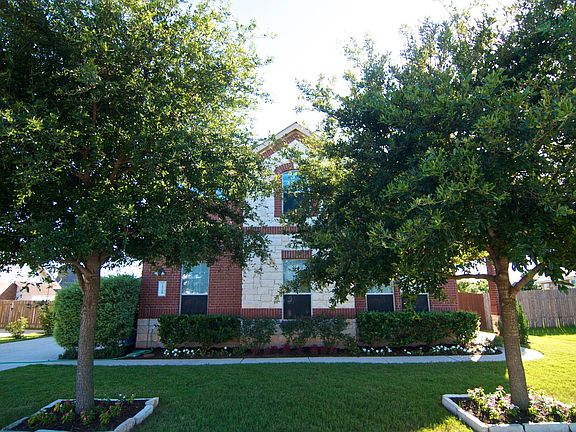 4th image of 18708 Royal Pointe Dr