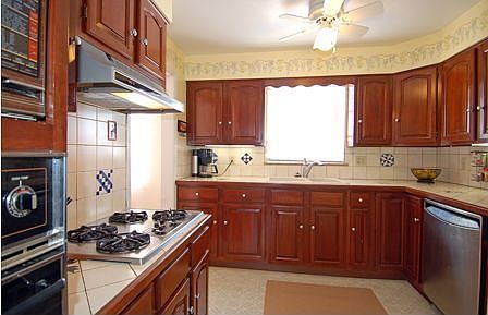 Cherry kitchen w/SS appliances