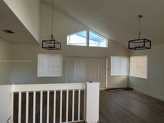 5th image of 1402 Harbour Side Dr