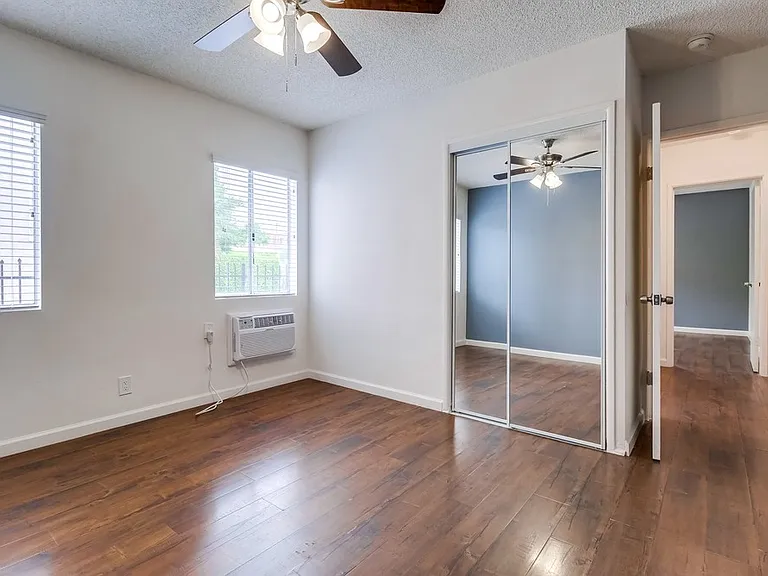 Classic Courtyard Building on Venice Blvd Secure, Convenient, Pet-Friendly — Photo 12