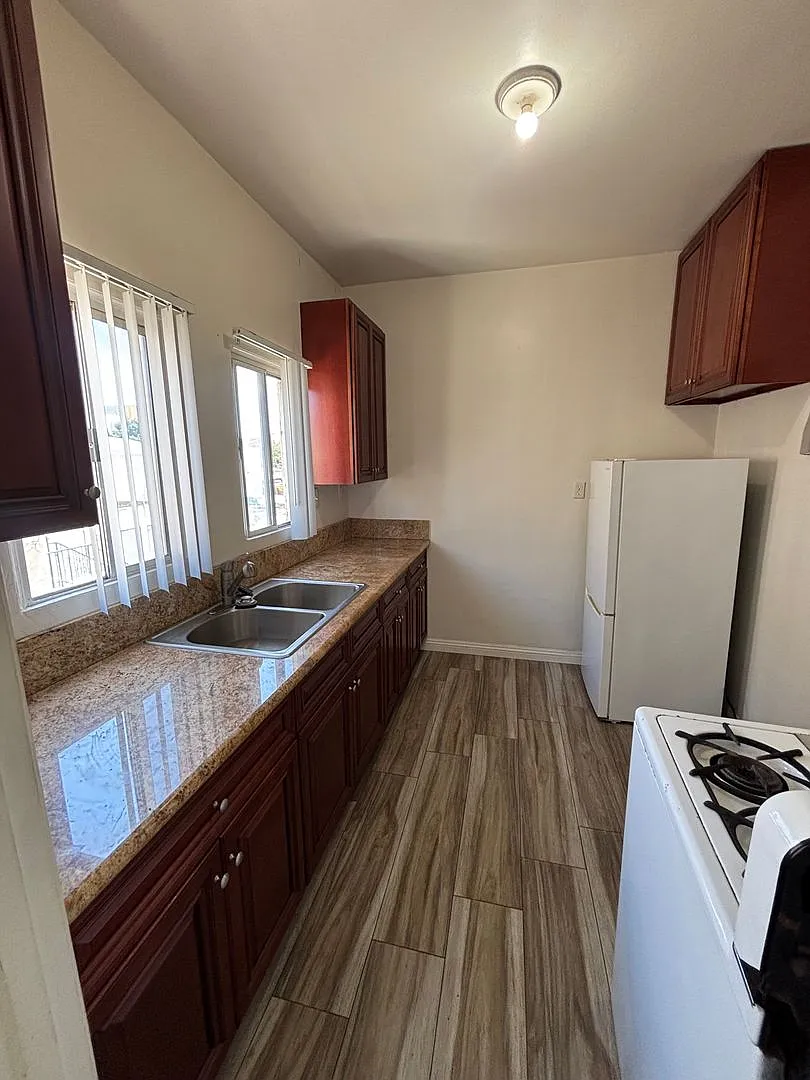 920 Spence Street — Photo 4