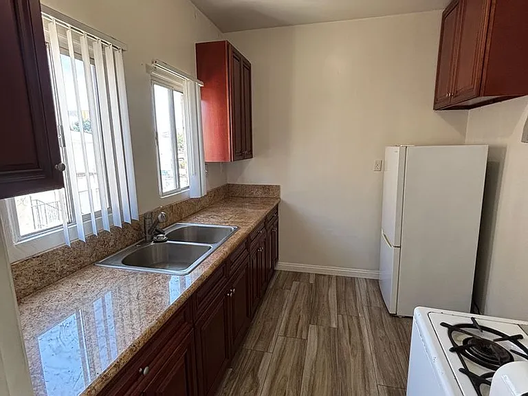 920 Spence St — Photo 4