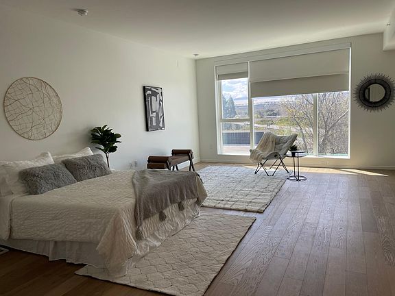 2nd image of 88 W Saint James St Unit 10510