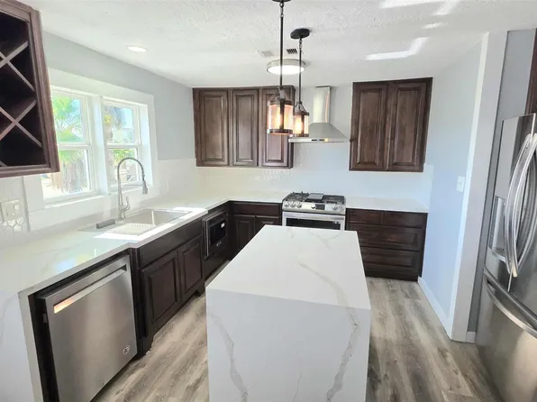 16623 Jolly Roger Rd, Jamaica Beach, TX 77554