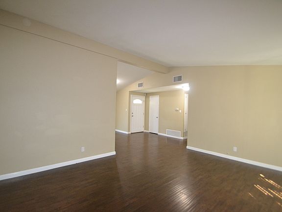 3rd image of 1474 Windsor Dr
