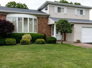 1279 Lois Ln, Seaford, NY