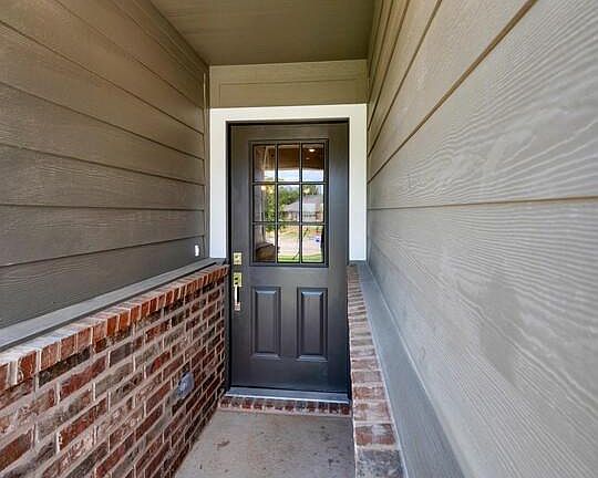 5th image of 427 Travis Dr