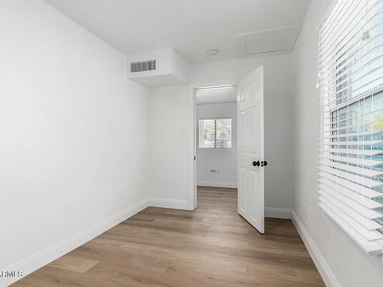 723 E Sunnyslope Ln — Photo 20
