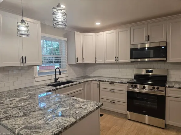 500 Pontiac Dr, Thomasville, NC 27360