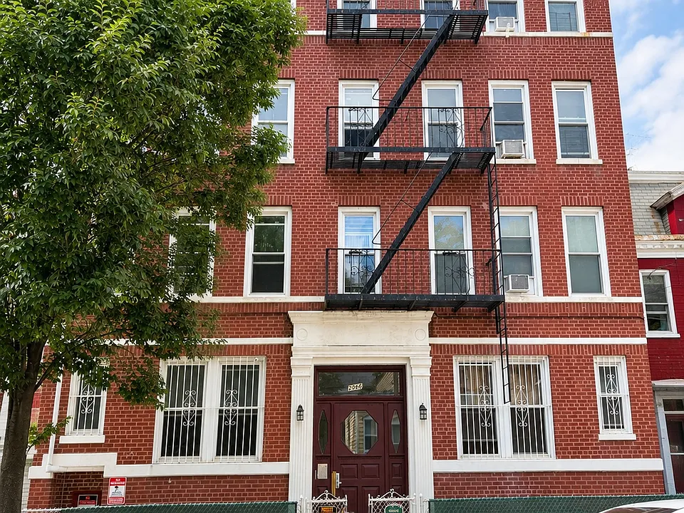 2066 E 15th St #3C
