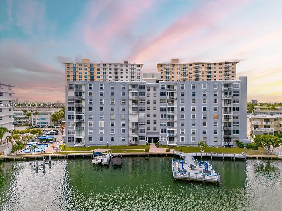 430 Golden Isles Dr #707