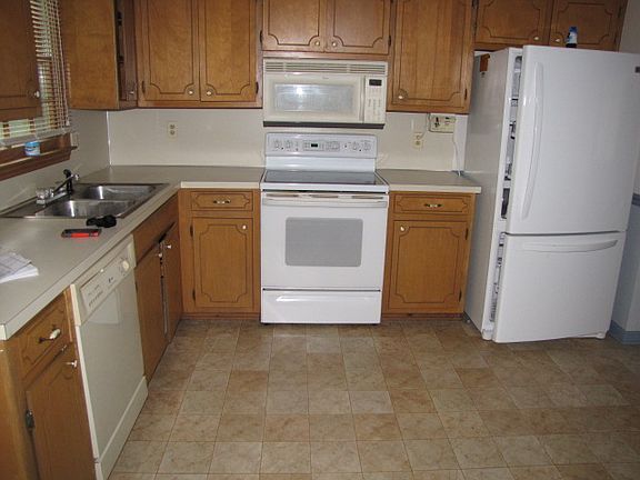 Large eat-in kitchen!