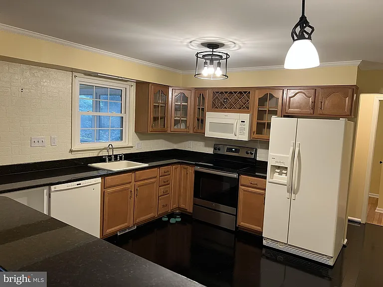 104 Cedar St — Photo 9