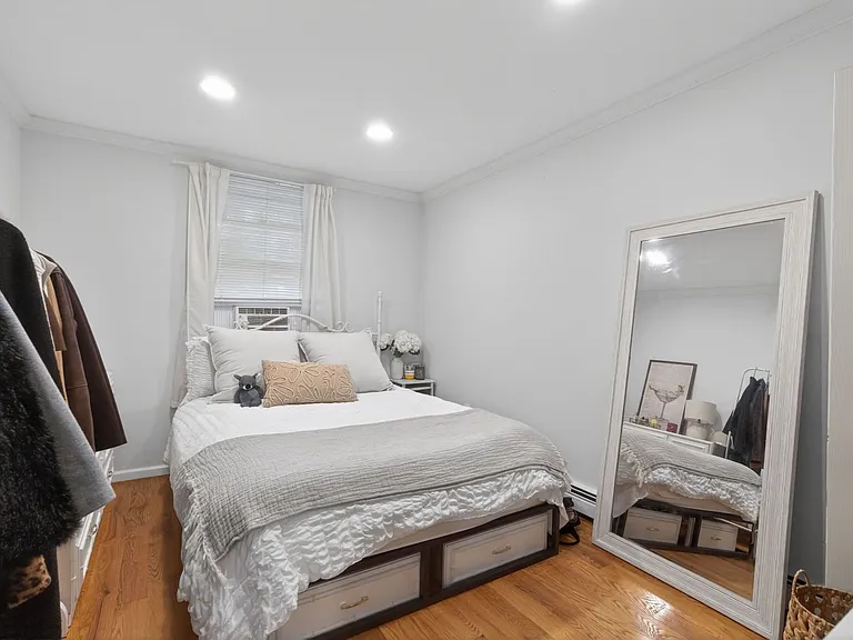 135 W Seventh St — Photo 22