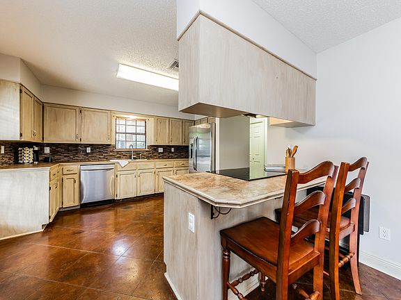 5th image of 106 Red Barn Dr