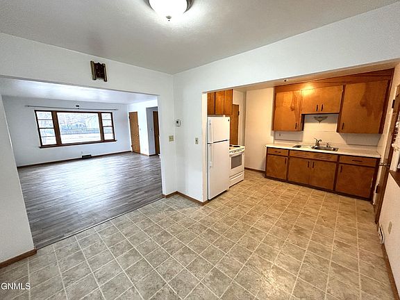 5th image of 609 4th Ave NW