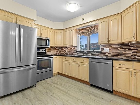 Eat-in Kitchen