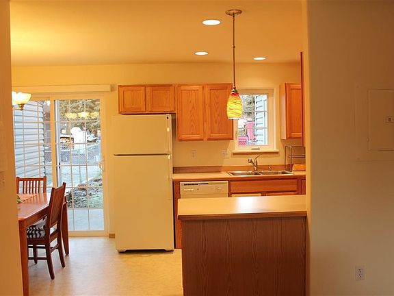 5th image of 1046 Dogwood St