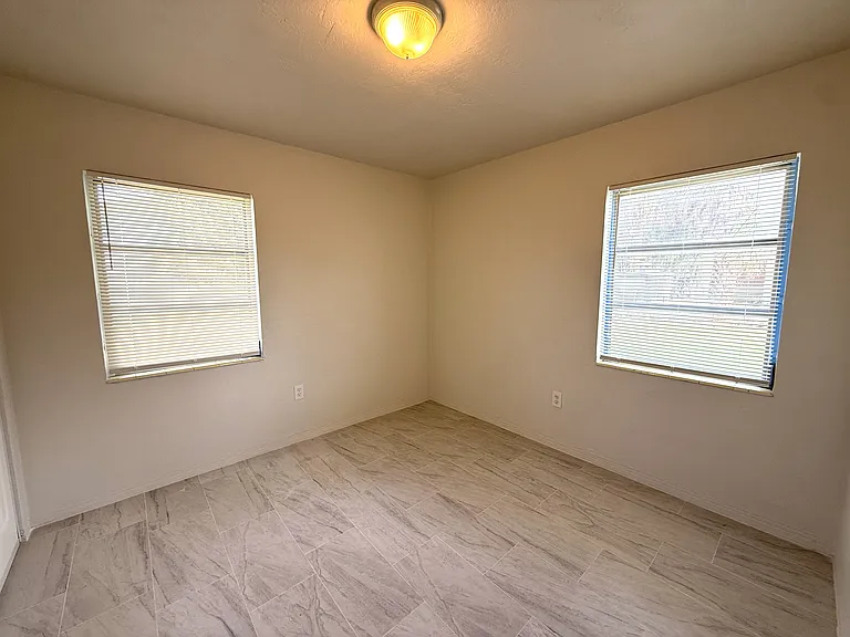 305 W Alma Dr — Photo 7