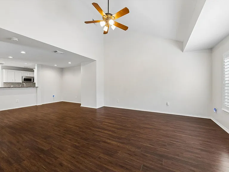 922 W Heights Hollow Ln — Photo 4