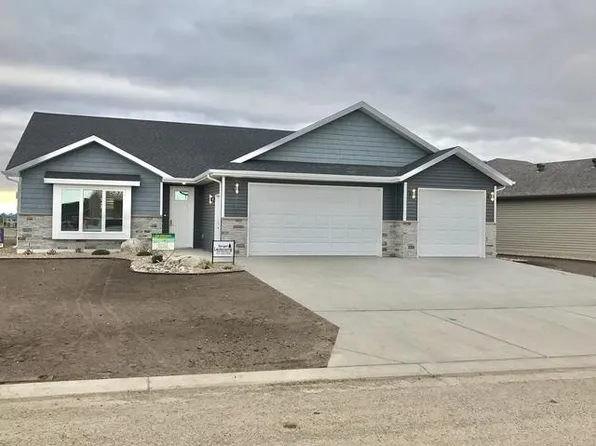 3711 Leighton Dr, Bismarck, ND 58504