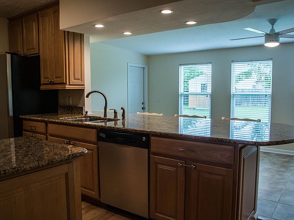5th image of 541 SW Fairview Avenue