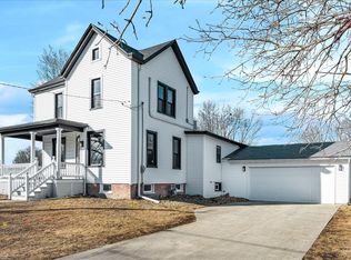 11 E 3rd St, El Paso, IL 61738