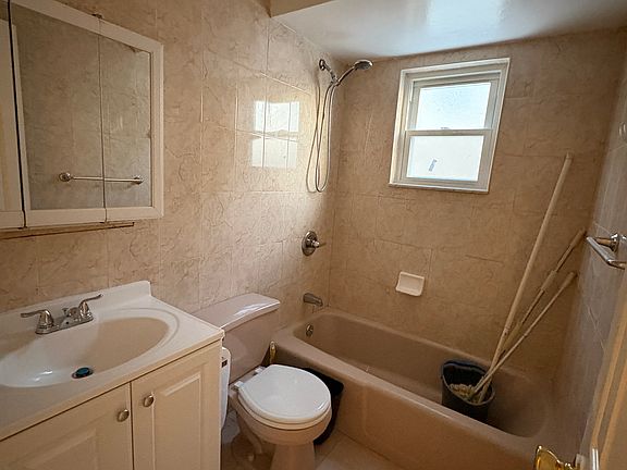 3rd image of 364 Fanning St Floor 1