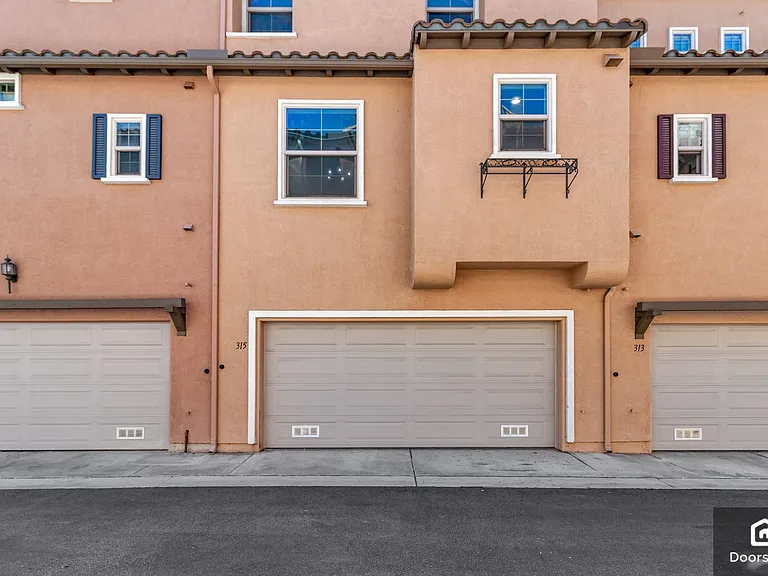 315 Bishop Dr — Photo 4