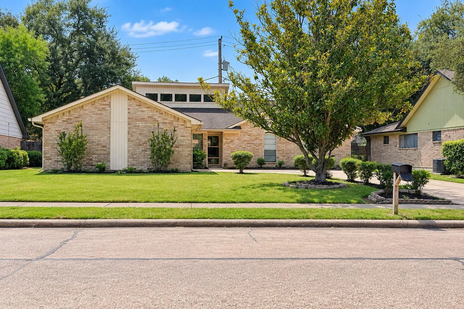 3 bed, 2.0 bath, 1993 sqft, $2,000 — Photo 1