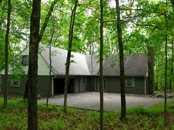 392 Hallowood Dr, East Stroudsburg, PA 18302