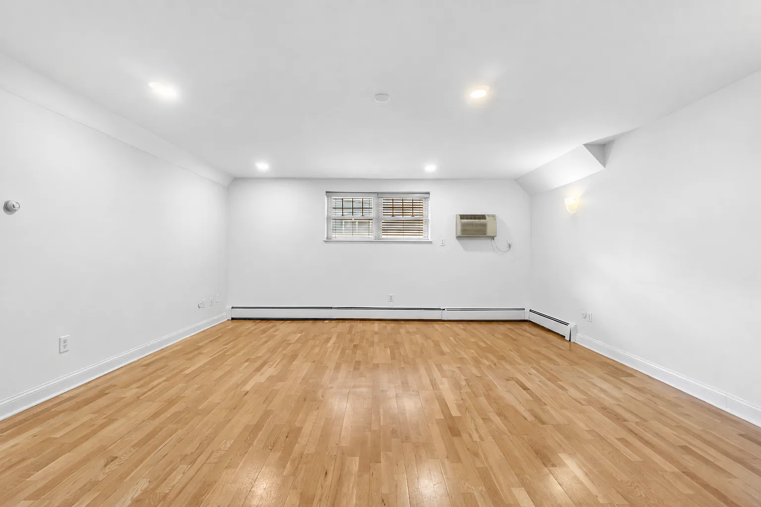 2 bed, 910 sqft, $2,800 — Photo 3