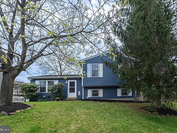 3rd image of 11 Mills Ct