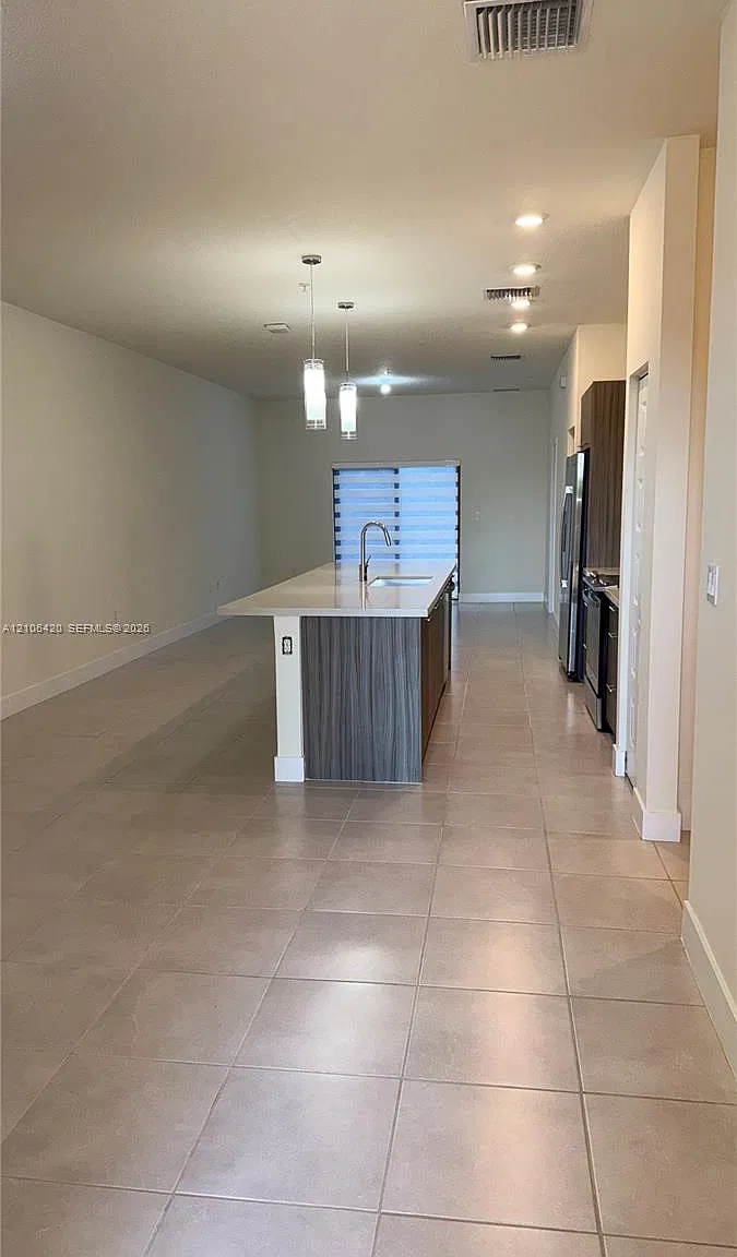 3 bed, 1236 sqft, $3,320 — Photo 3