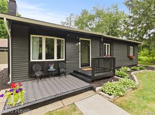 10129 Nimphie Rd, Fenton, MI 48430