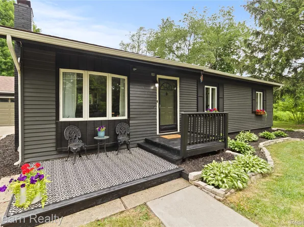 10129 Nimphie Rd, Fenton, MI 48430