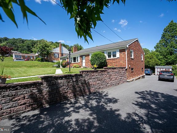 3rd image of 375 Kinderhook Rd