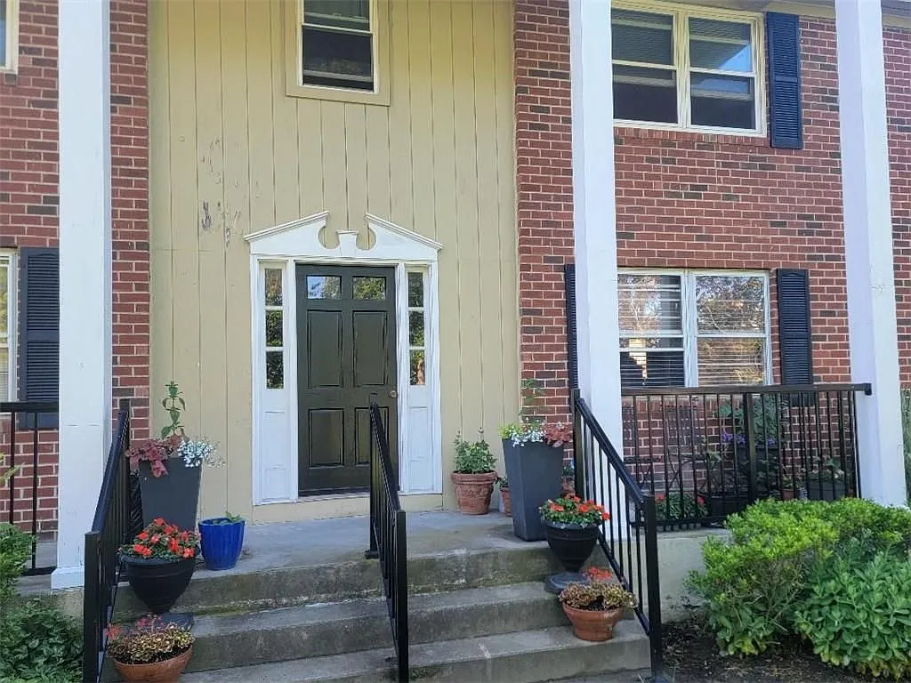 2 bed, 1.0 bath, 742 sqft, $2,600 — Photo 1