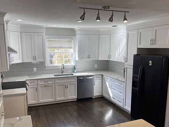 2nd image of 20 E George St